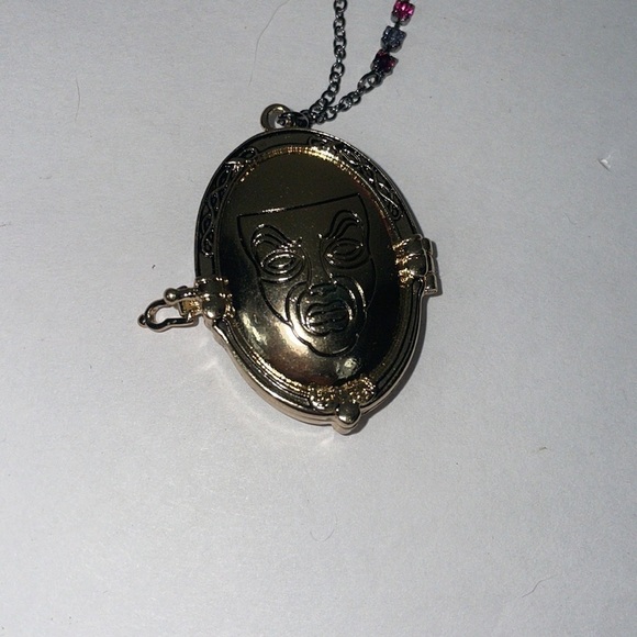 Disney and Betsey Johnson collaboration Queen of mean pendant necklace - Picture 4 of 7